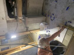 Flislegging av gulvet og rundt ovnen er utført av Murermester Arnt Kristensen.