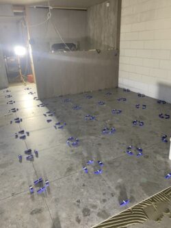 Flislegging av gulvet og rundt ovnen er utført av Murermester Arnt Kristensen.