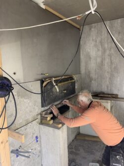 Flislegging av gulvet og rundt ovnen er utført av Murermester Arnt Kristensen.