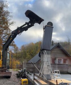 Så var det pipa som må opp. Vi brukte Maxi pipe fra Leca. Dette for å sikre seg for at vi får god trekk i ovnen.